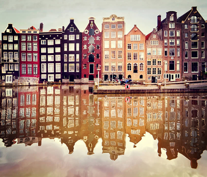 Illustration for article titled 8 Unbelievably Beautiful Cityscapes and Their Reflections